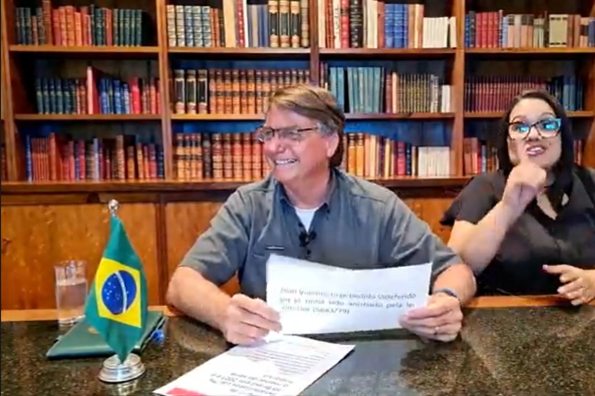 Em live, Bolsonaro atribui inflação alta à governadores "simpatizantes ao Lula"