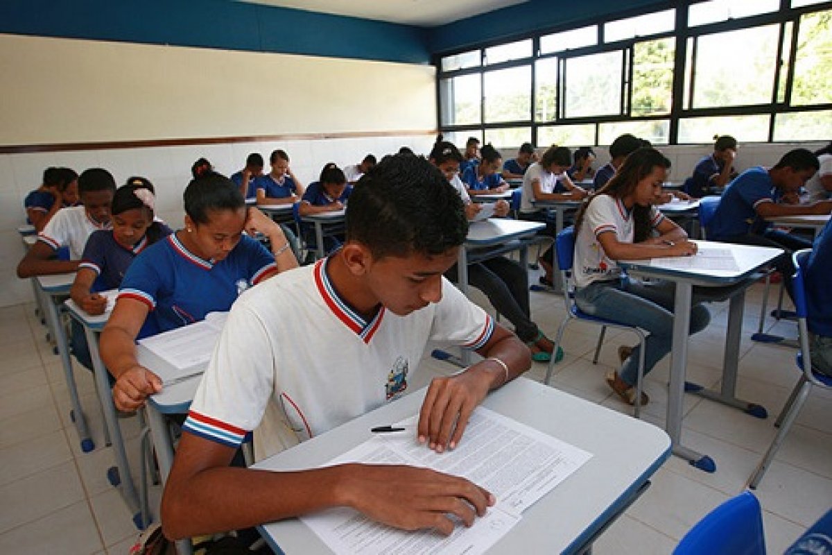 Estudo mostra que 7 em cada 10 estudantes ajudam no sustento da família com bolsa do estágio 