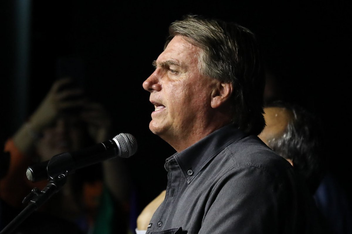 Bolsonaro diz que não quis 'peitar Supremo' com indulto a Daniel Silveira