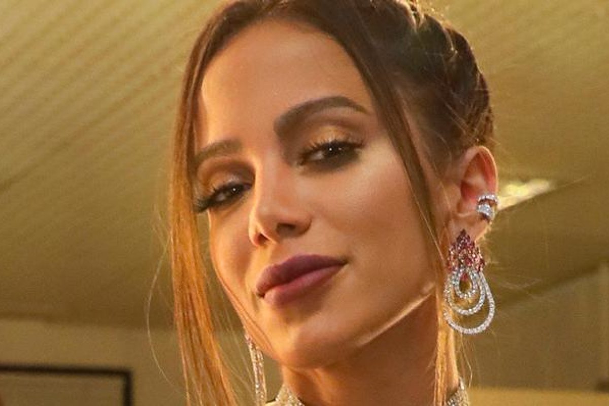 Jornalista revela que Anitta tem sérios problemas psiquiátricos