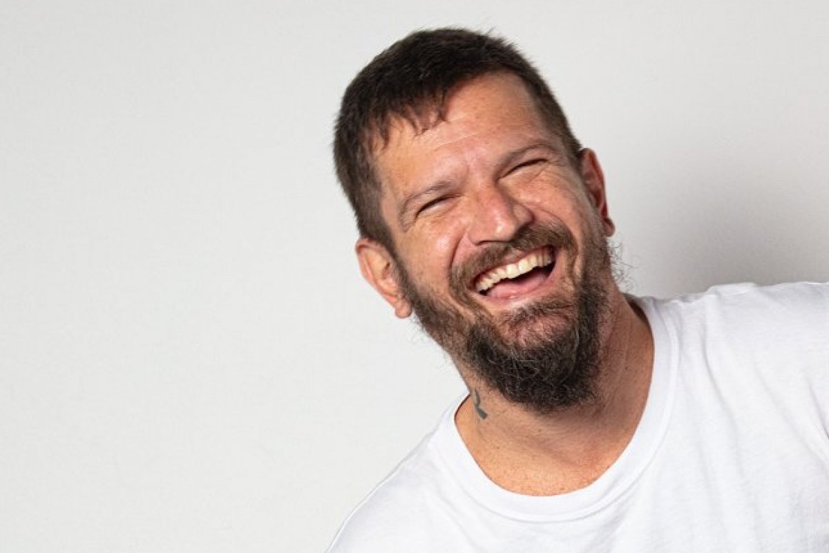 Saulo estreia novo álbum reunindo nomes como Dexter, Afrocidade, Melim, Vítor Kley, Durval Lelys,  Anna Tréa, Melly e Arthur Ramos  