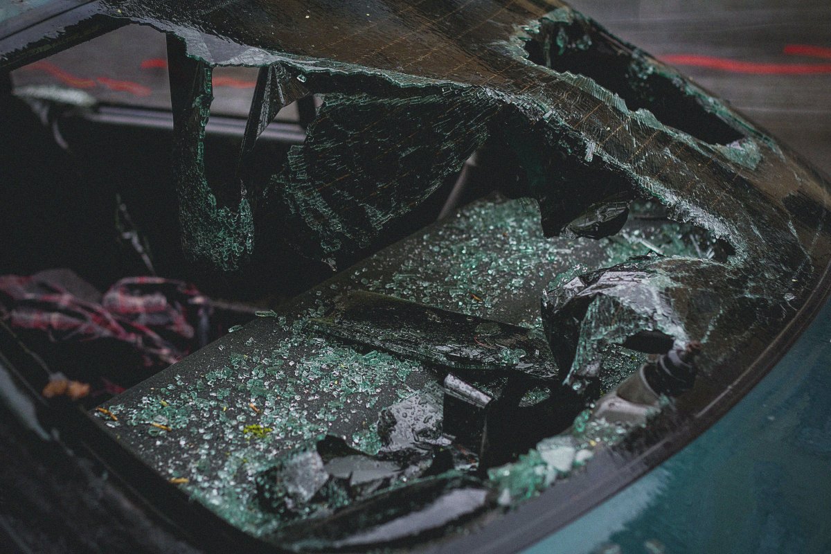 Uma pessoa morre e oito ficam feridas em acidente entre van e carro no norte da Bahia