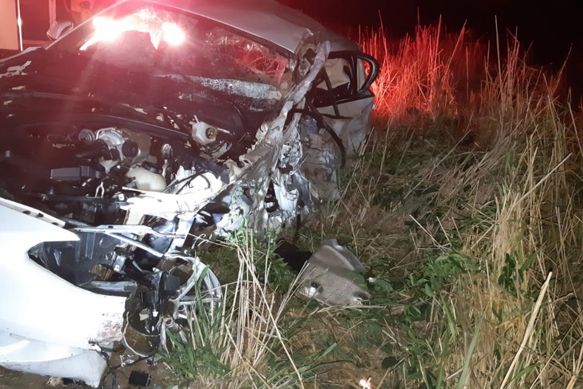 No sudoeste da Bahia, homem morre após bater BMW em carreta 