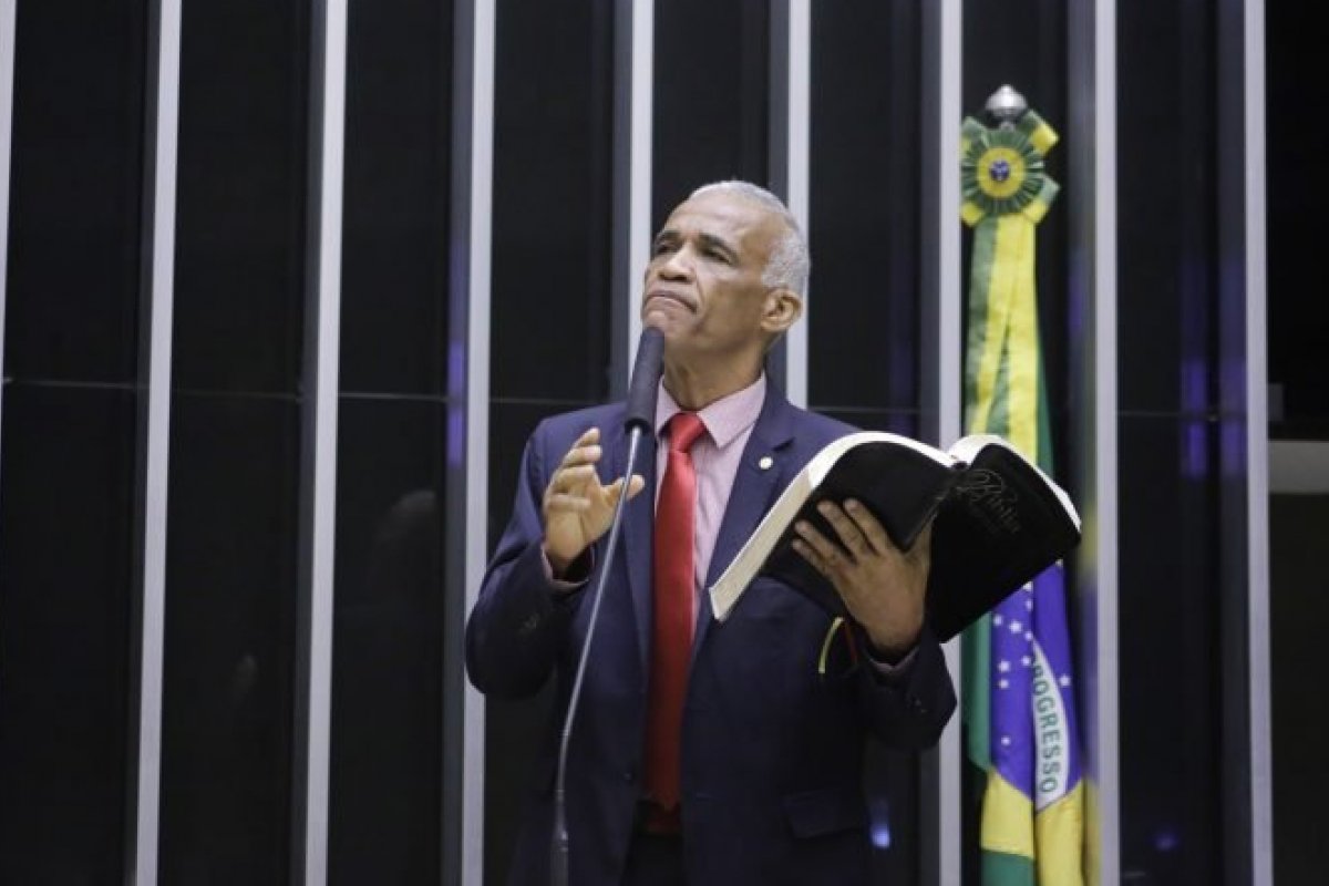 Deputado Pastor Isidório apresenta projeto que proíbe alterações nos textos da Bíblia 