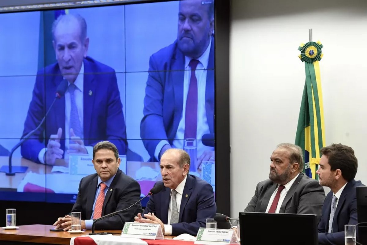 Relator do Orçamento de 2023 diz apoiar Auxílio Brasil fora do teto de gastos