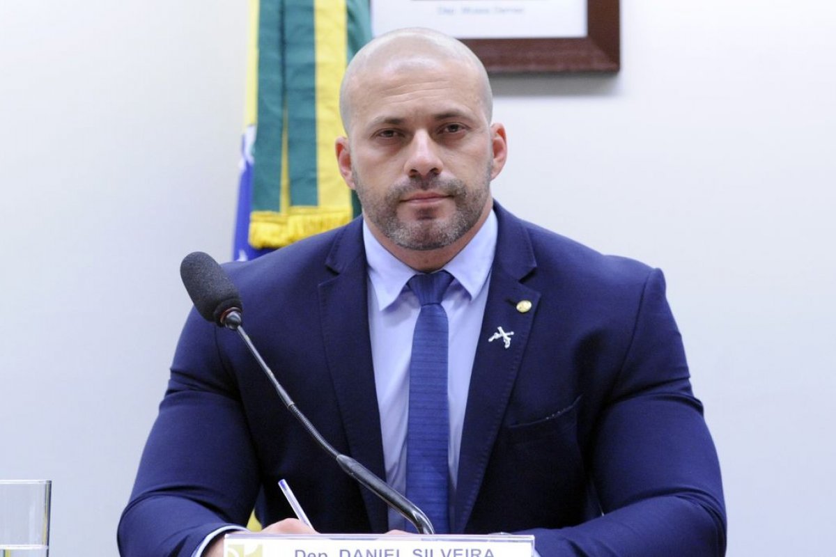 Apoiadores fazem vaquinha para pagar multa de R$ 405 mil de Daniel Silveira