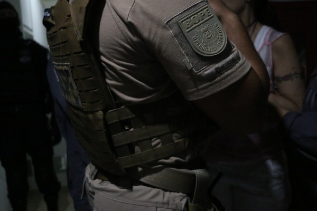 Em Salvador, casal de jovens é morto a tiros após ser retirado de casa por 10 homens