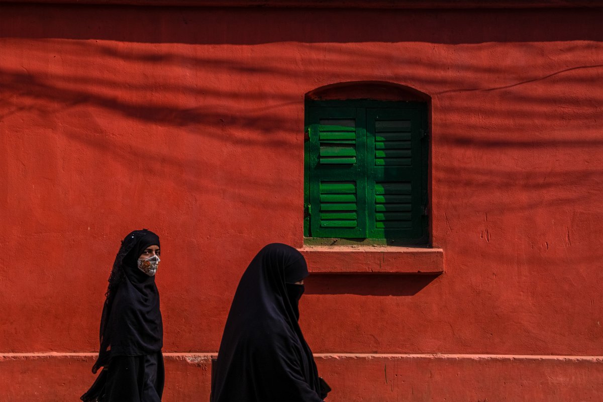 Governo talibã obriga mulheres a cobrir corpo e rosto em público