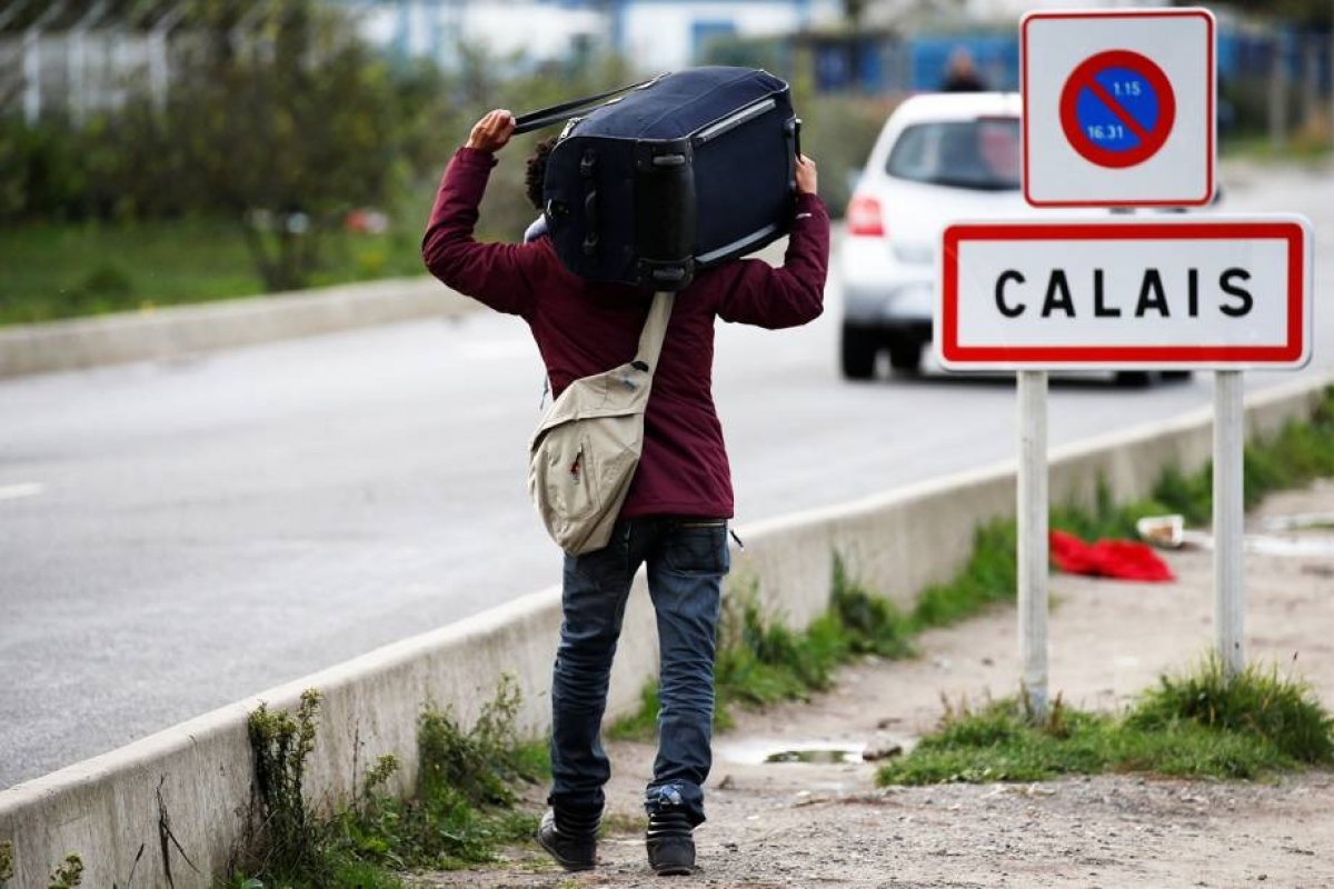 Na França, caminhão é encontrado com oito imigrantes