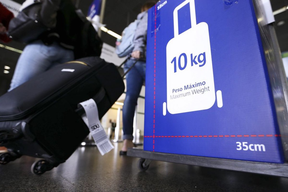 Tecnologia que elimina restrição a líquidos começa a ser implementada em aeroportos