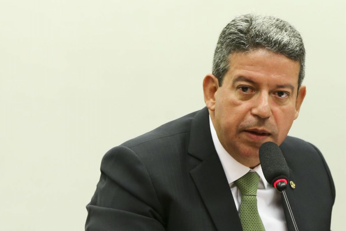 Ministros do STF vão decidir se Lira é obrigado a analisar impeachments de Bolsonaro