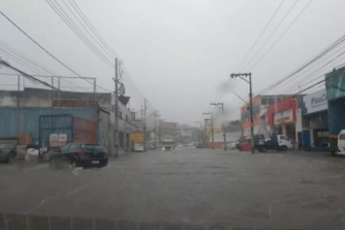 Fortes chuvas voltam a atingir Salvador nesta segunda-feira (9)