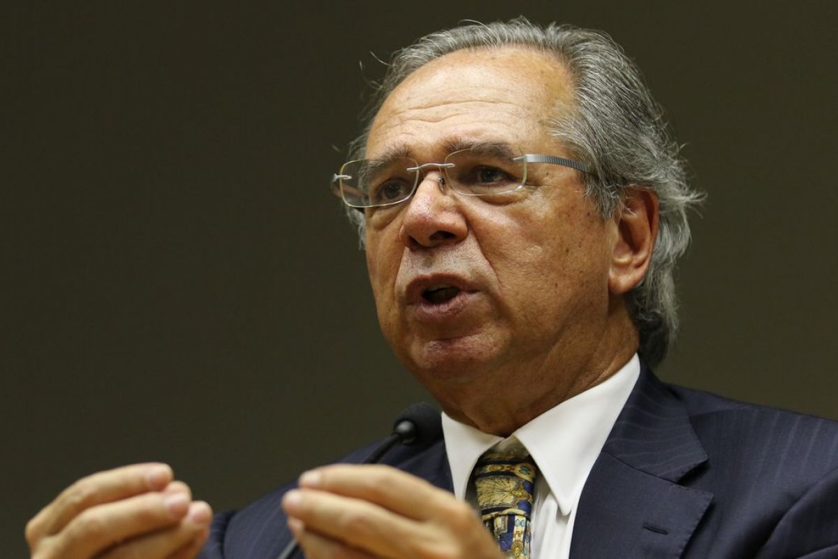Paulo Guedes diz que pandemia e guerra são responsáveis por valor do salário mínimo