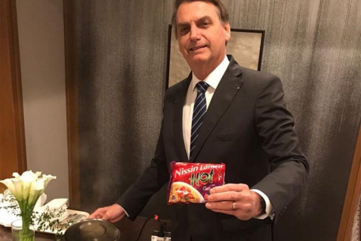 O gosto simples de "macarrão instantâneo" de Bolsonaro