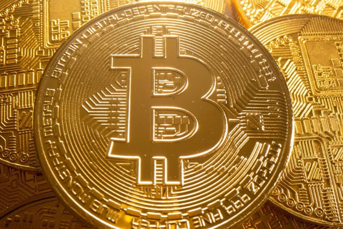 Bitcoin entra em queda e atinge menor valor em três meses