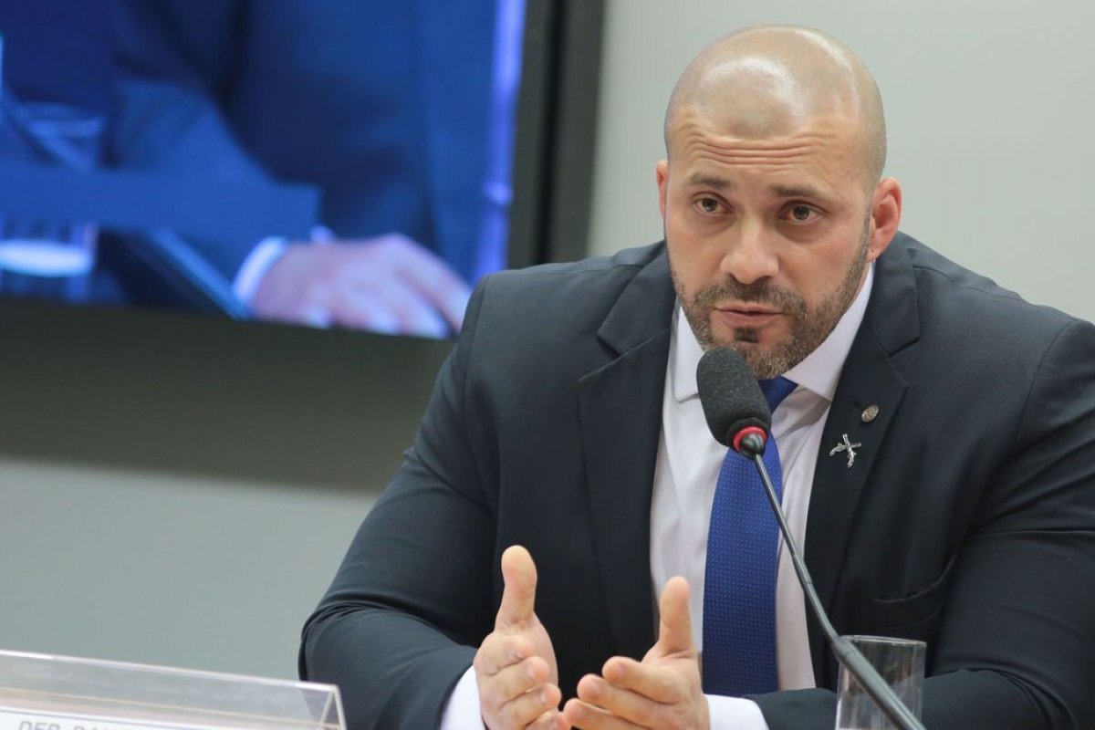 Defesa de Daniel Silveira alega que multa 'coloca em risco a sobrevivência' do parlamentar