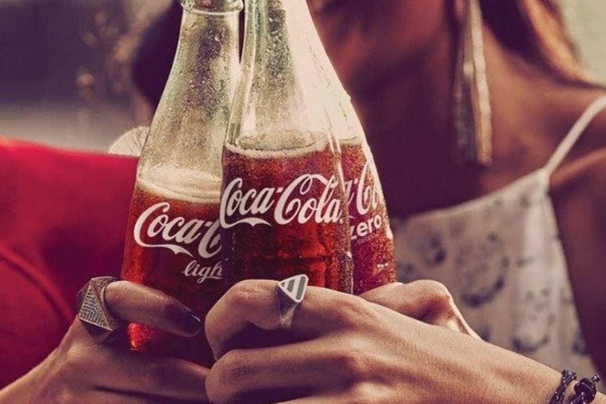 Ex-funcionária da Coca-Cola é condenada por vender segredos industriais 