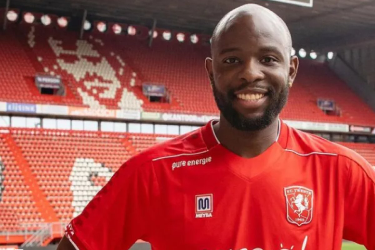 Ex-atacante do Ajax, Jody Lukoki, morre aos 29 anos