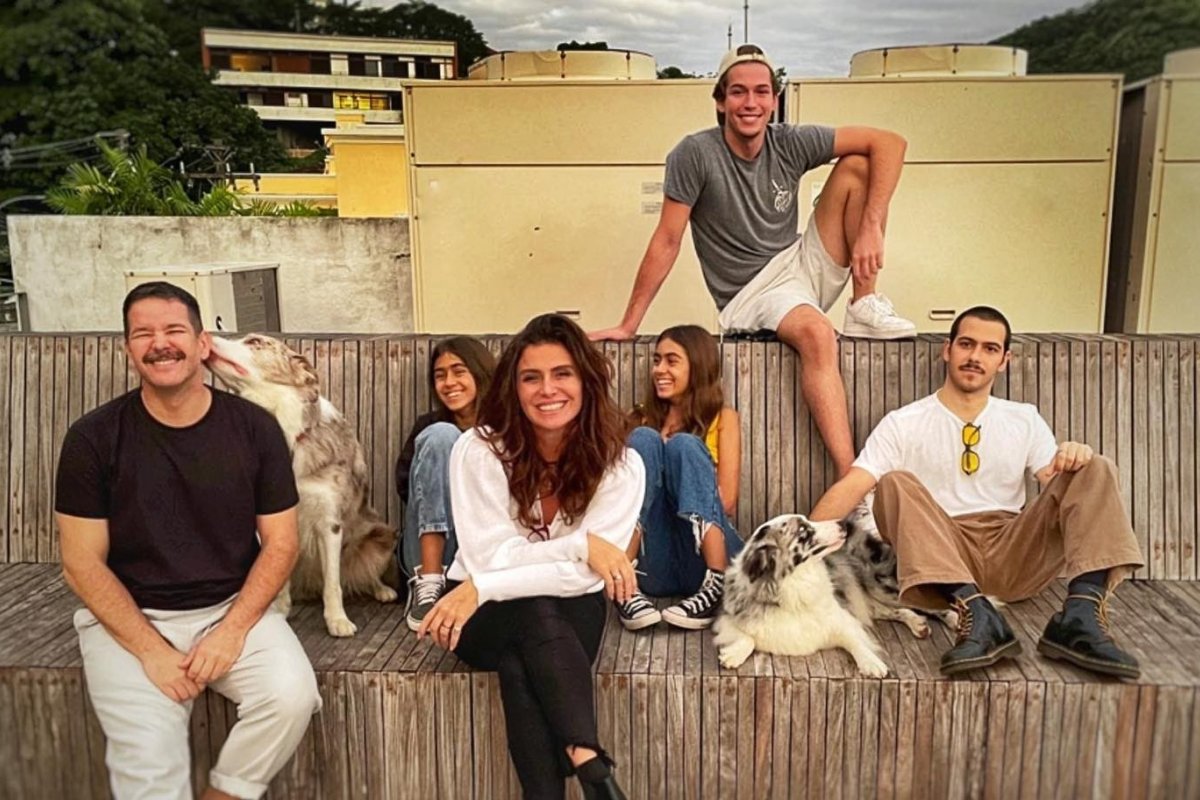 Giovanna Antonelli e Murilo Benício posam juntos com todos os filhos  