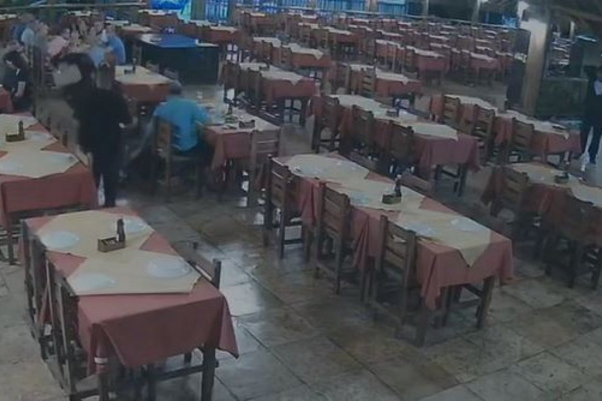 Bandidos armados espancam mulher durante assalto a pizzaria em Lauro de Freitas