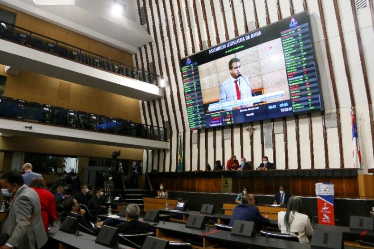 Em uma só canetada, AL-BA aprova aumento pra MP, TCM, TCE e TJ-BA
