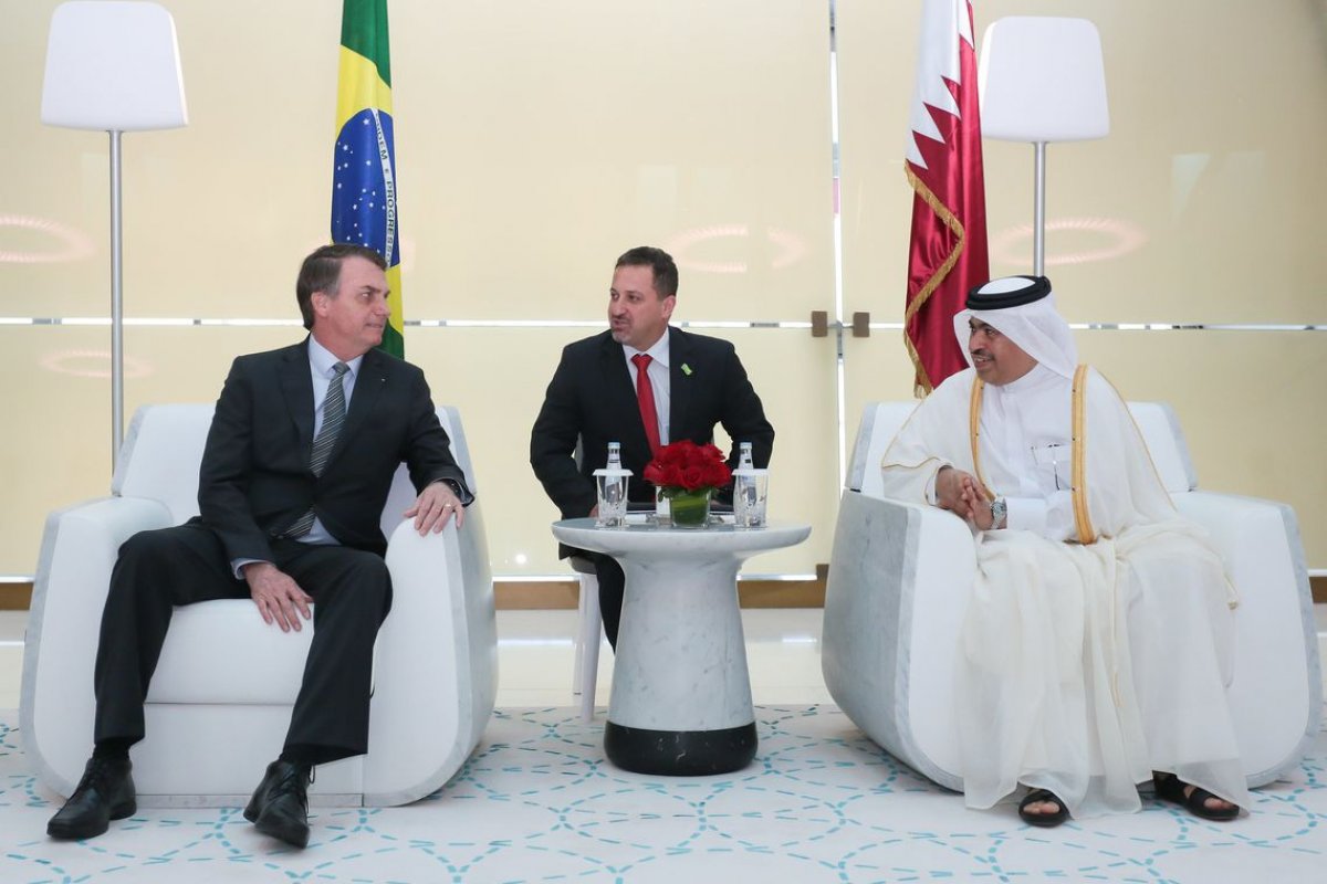 Em viagem pelo Oriente Médio, Bolsonaro assina acordo de isenção de visto com Catar 