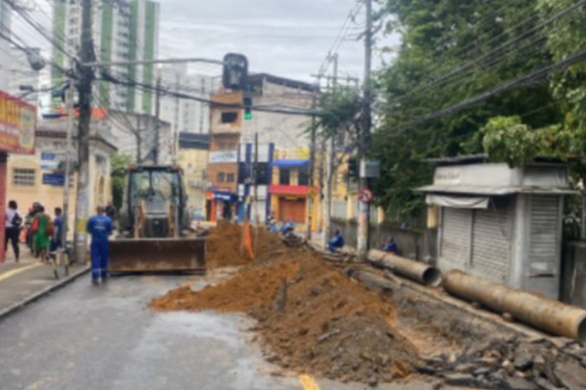 Transalvador interdita trecho de avenida no Garcia, em Salvador, por causa de buraco