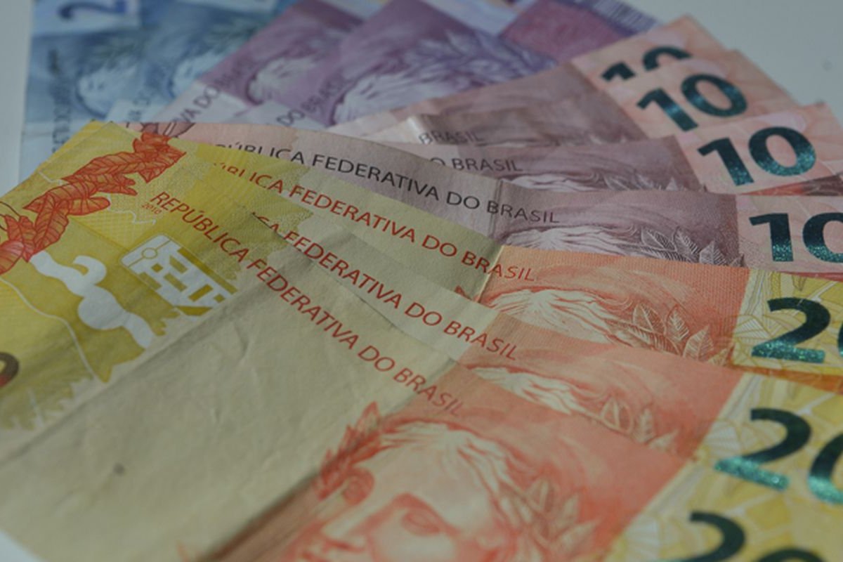 Brasileiros retiraram R$ 30 bi a mais do que depositaram em poupanças somente em 2022