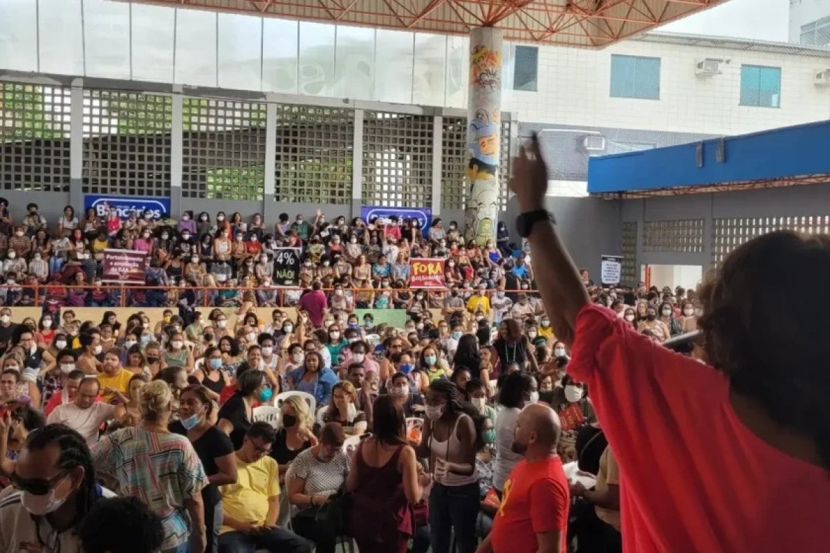 Professores da rede municipal entrarão em greve geral a partir de quinta-feira (19), em Salvador
