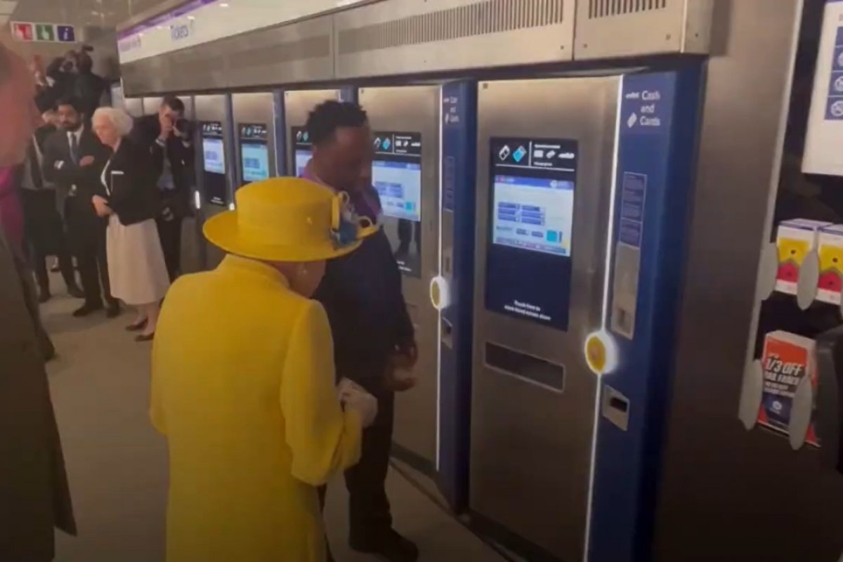 Rainha Elizabeth II aparece em cerimônia de abertura de linha de metrô em sua homenagem