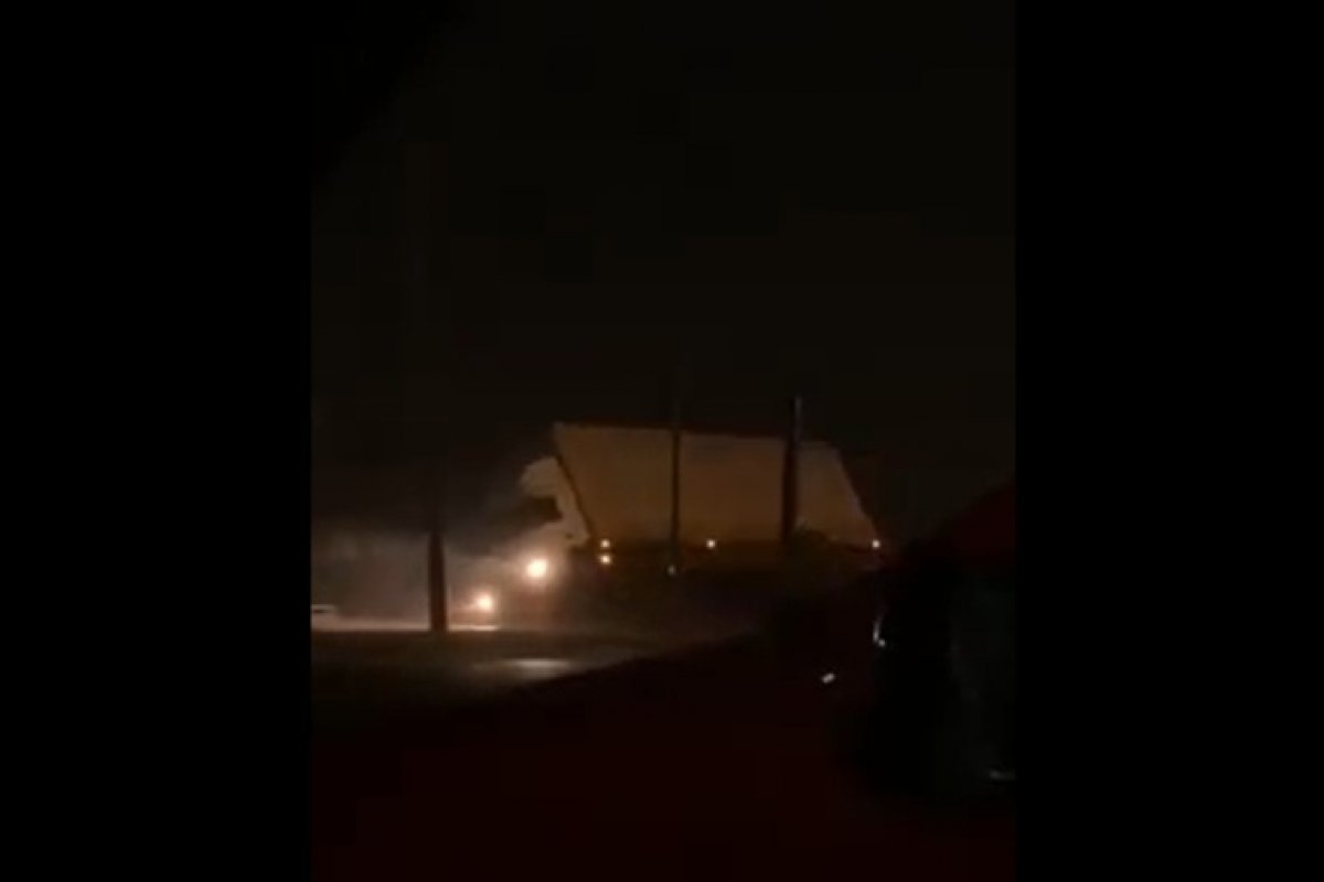 Vídeo: caminhão é tombado por ventos de 157 km/h em estrada de Santa Catarina