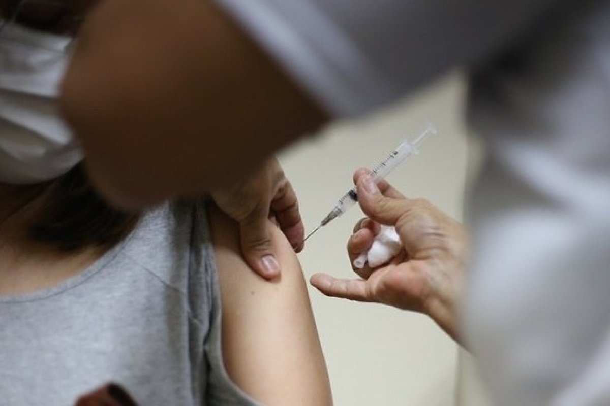 Quatro a cada dez brasileiros aptos não receberam a terceira dose de vacina contra a Covid-19