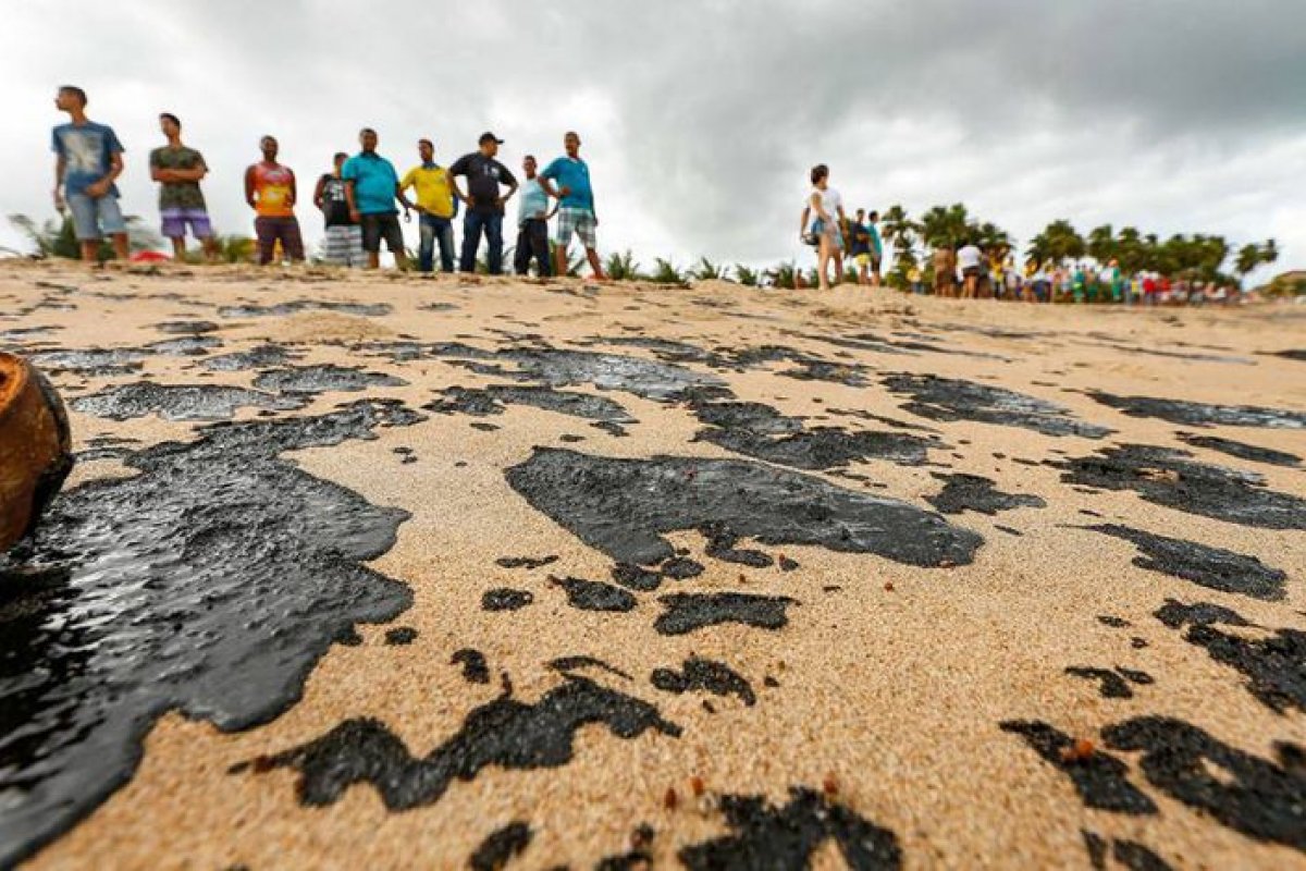 Vazamento de óleo é a maior agressão ambiental do país, diz Petrobras