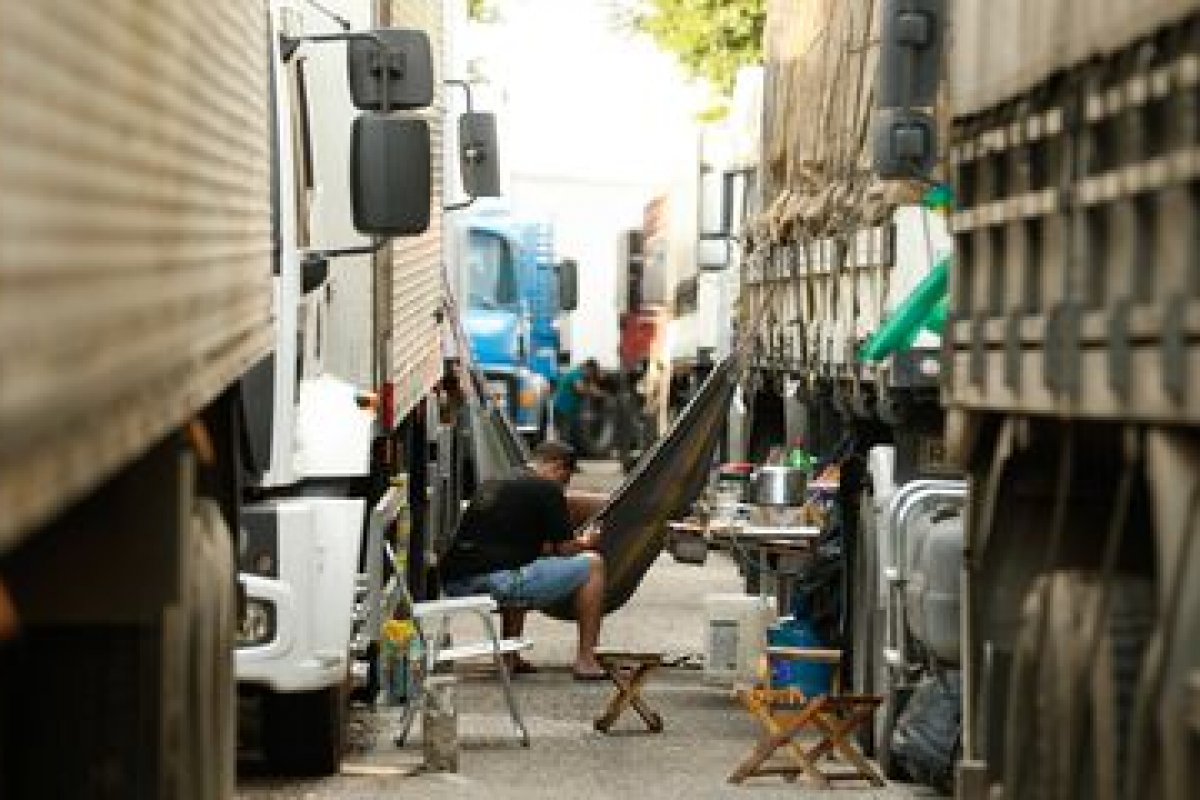 Renda de caminhoneiros caiu 11% em seis anos, diz estudo 