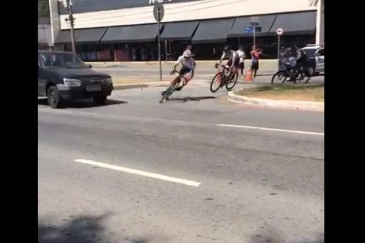 Mulher atropela ciclista durante disputa de competição em SP