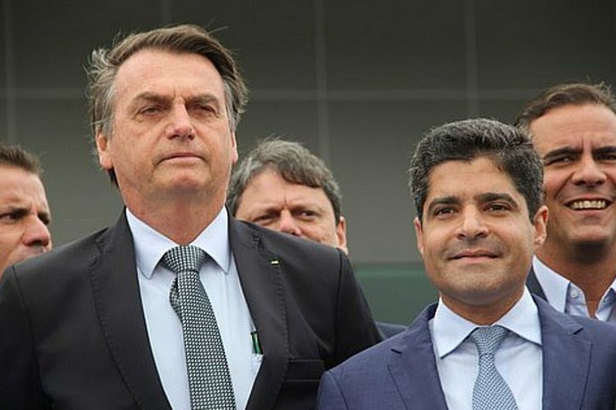 Bolsonaro avalia abrir mão de candidatura de Roma para apoiar ACM Neto, diz jornal