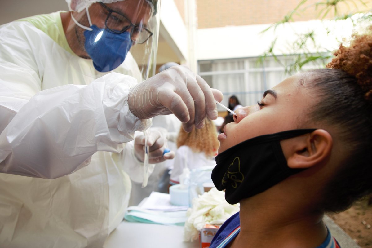 Testagem nas escolas baianas em 2022 tem 99,3% das amostras negativas para Covid-19, diz levantamento