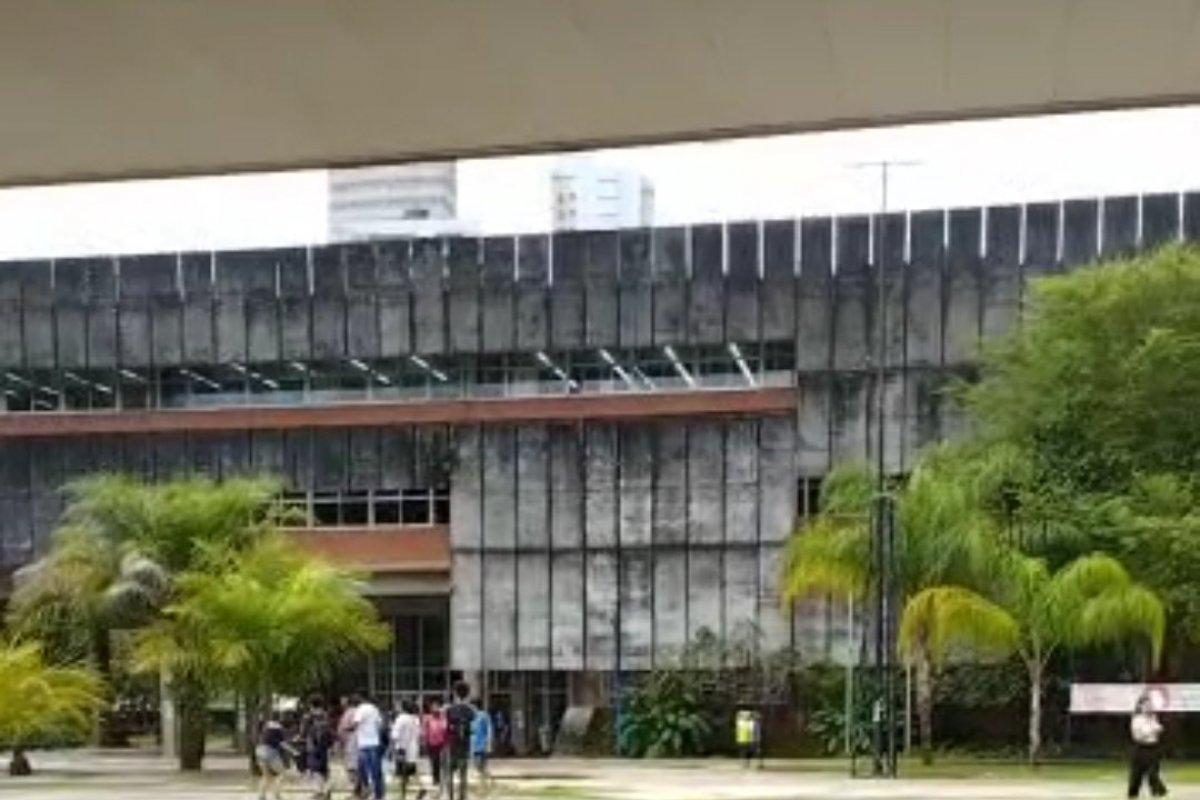 Vídeo: confusão é formada na UFBA após aluno fazer saudação nazista, relatam estudantes 