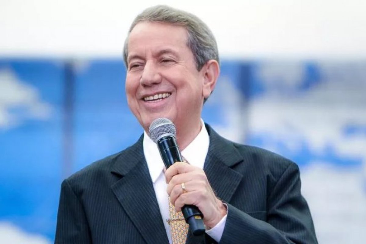 Governo Federal concede passaporte diplomático ao pastor R.R. Soares e esposa