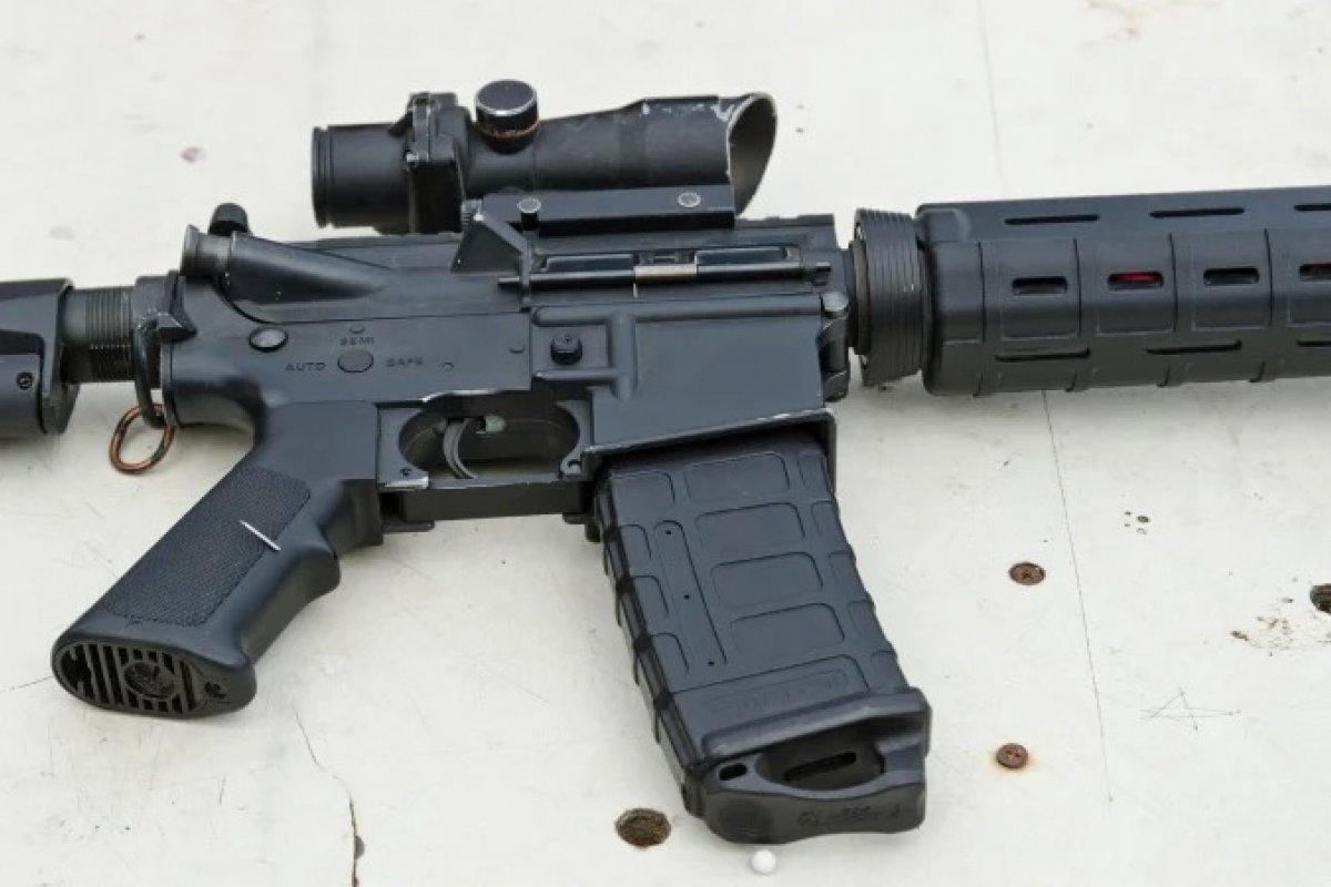 Estudante é preso no EUA após polícia encontrar dois rifles dentro de carro
