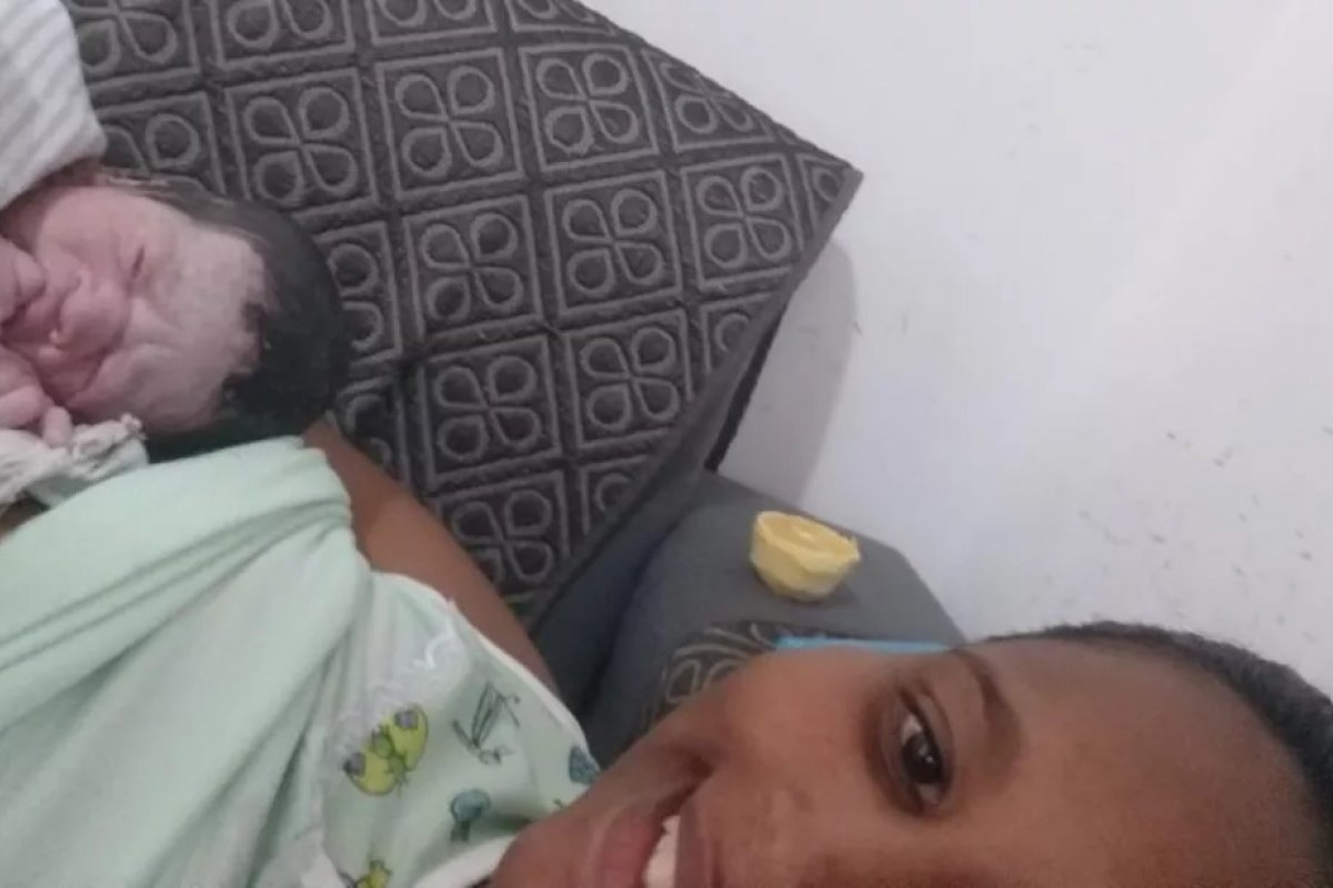 Jovem dá à luz no sofá de casa após procurar hospital duas vezes na Bahia