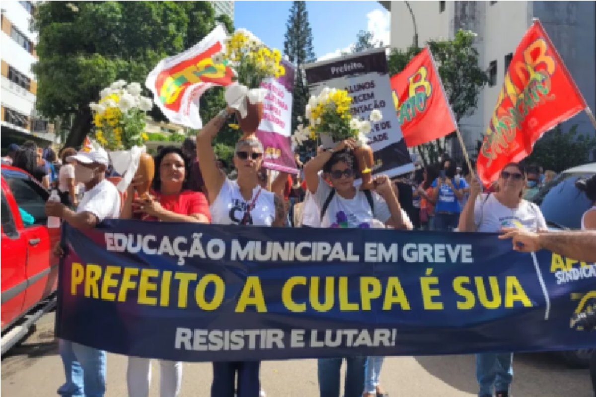 Professores fazem manifestação na Secretaria de Educação após uma semana de greve 