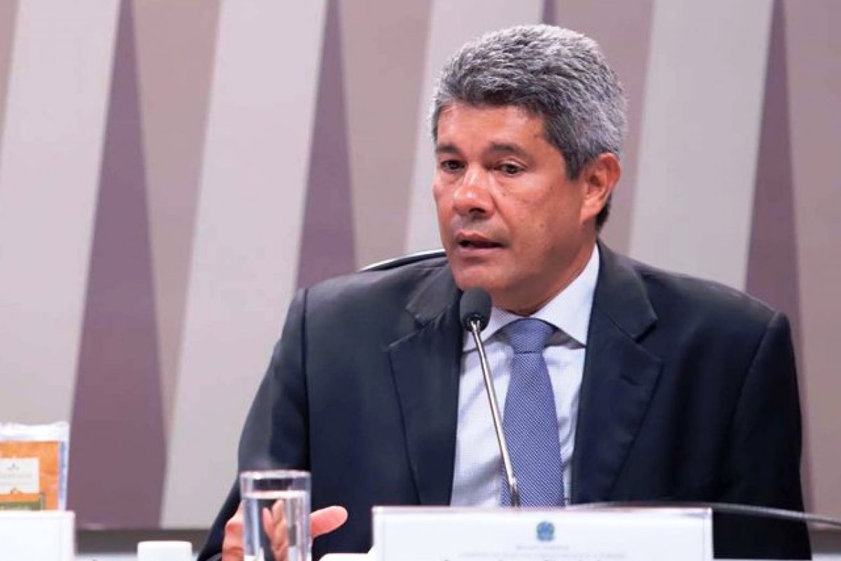 'O ex-prefeito que governou Salvador por 8 anos não cuidou da educação infantil', diz Jerônimo ao alfinetar ACM Neto