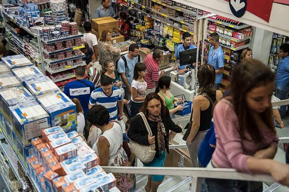 Otimismo dos comerciantes aumenta em maio, aponta CNC
