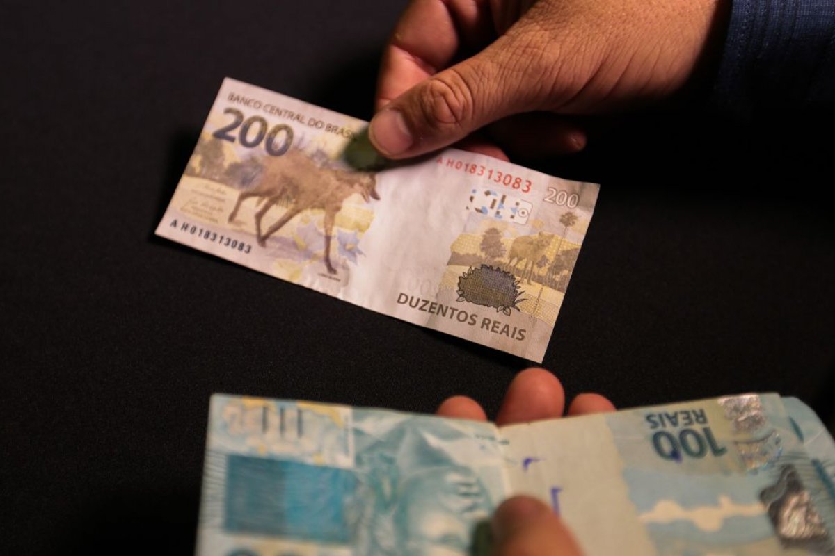 50% das famílias brasileiras não pagou alguma conta em abril, afirma PoderData