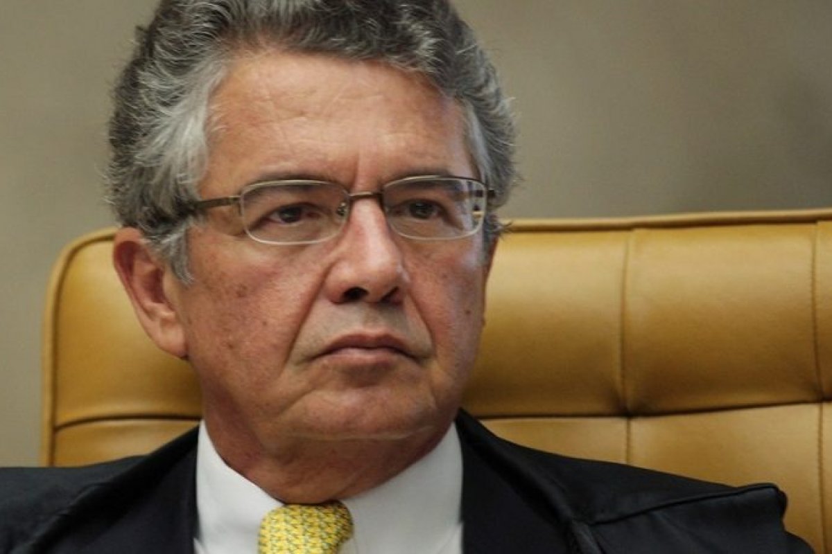 Ministro critica funcionário de cerimonial por se dirigir a ele 