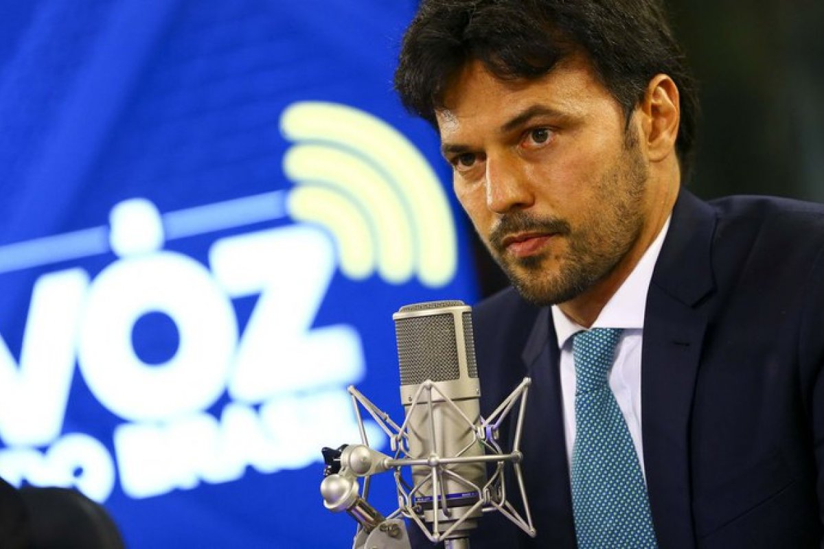 Maior empecilho para reeleição de Bolsonaro é preço do combustível, diz ministro das Comunicações 