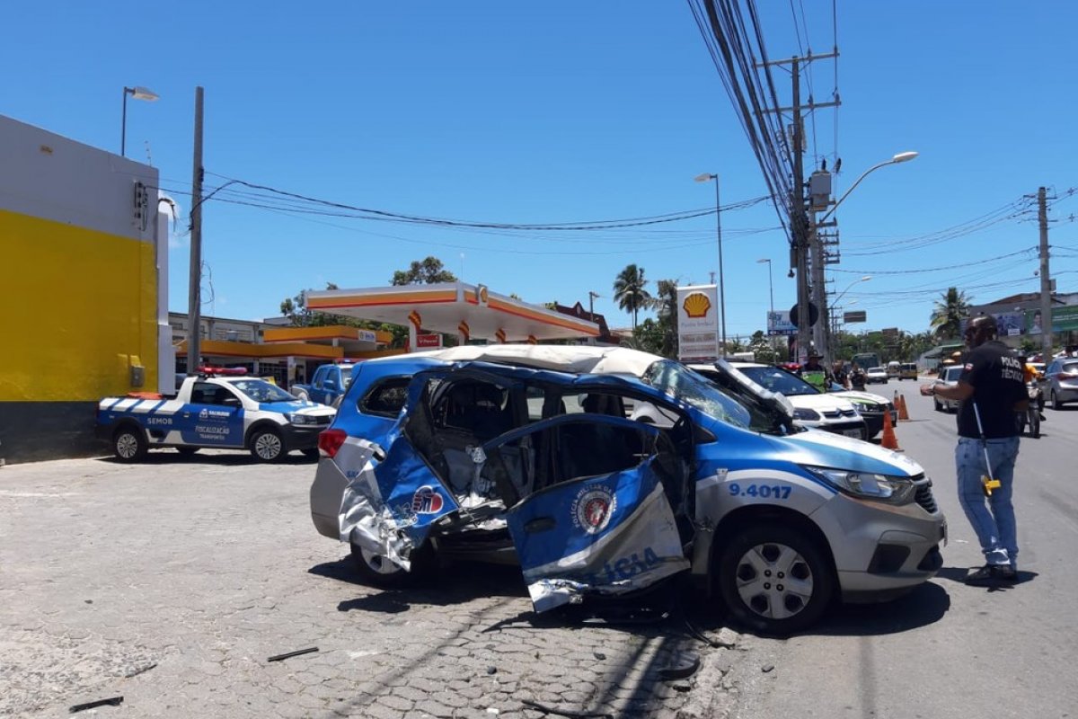 Policias ficam feridos após colisão de viatura em ônibus de Salvador