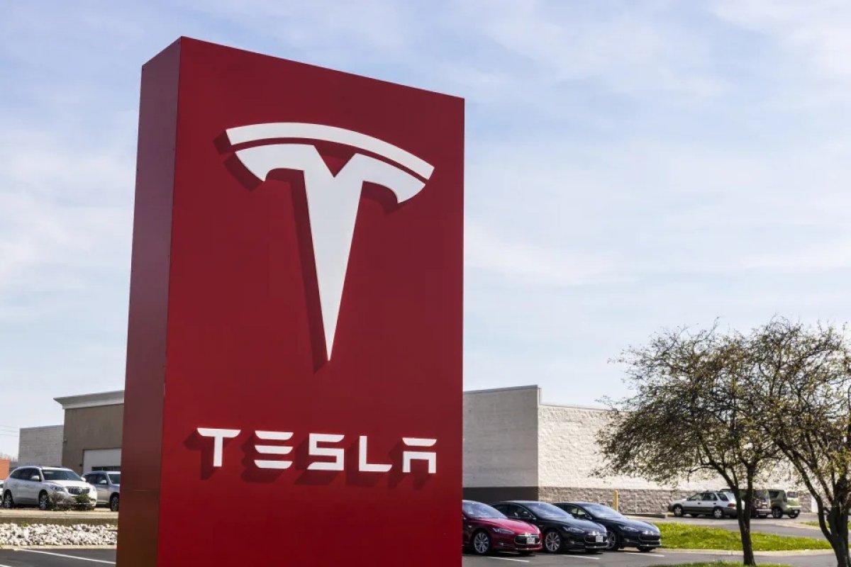 Baterias para carros elétricos podem durar 100 anos, diz estudos da Tesla 
