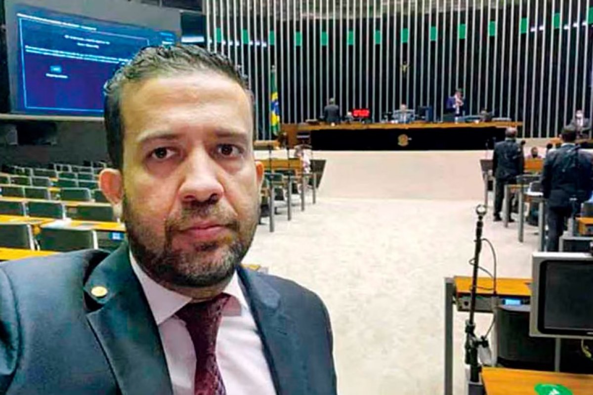 Pré-candidato à presidência destina dinheiro público para custear evento com cantores sertanejos